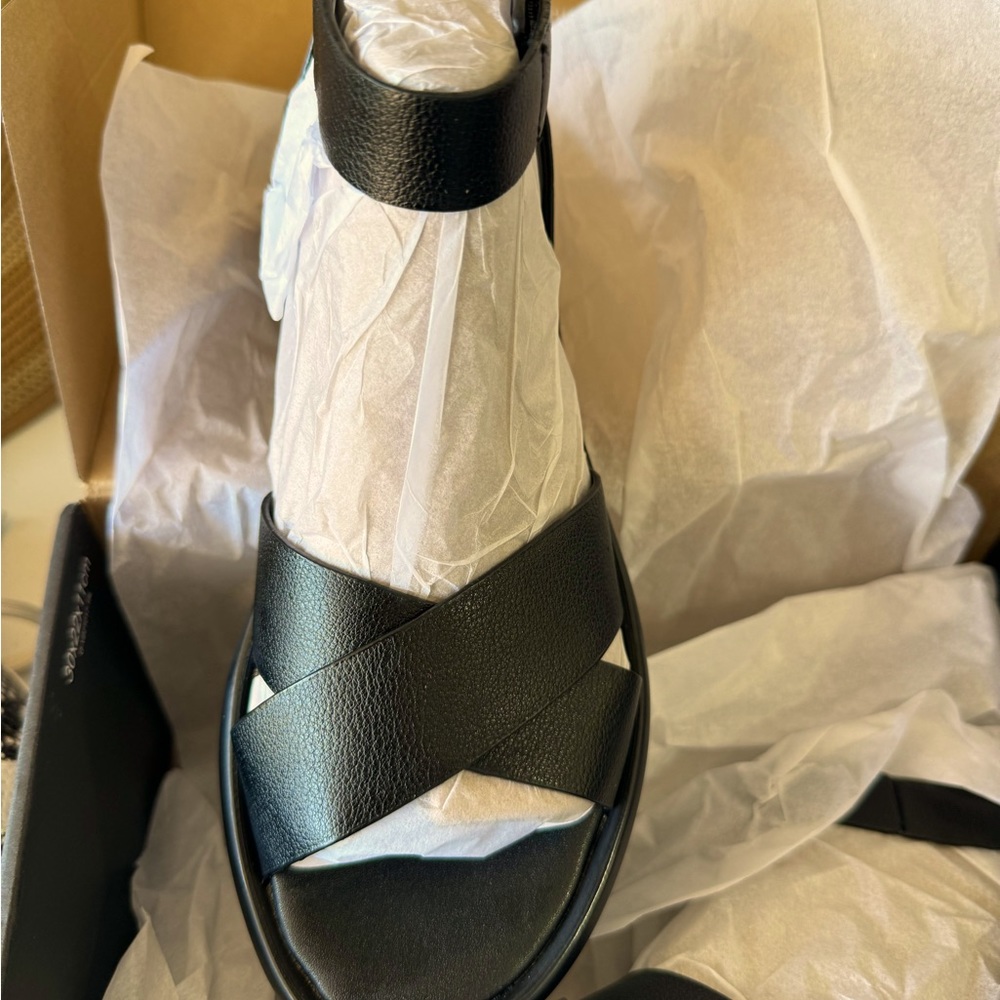 New in box NATURALIZER women’s Leather Sandals Size 38 ( 7 1/2 )